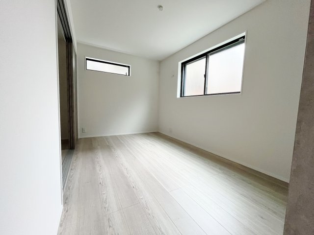 練馬区平和台1丁目 全2棟 B号棟の洋室|1階6帖洋室は2面開口の明るく快適なお部屋です
スライドウォールにてフレキシブルに仕切る事ができます(B号棟)