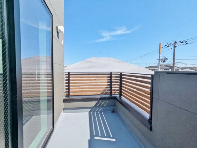 練馬区平和台1丁目 全2棟 B号棟のバルコニー|南向きの陽当たり良好な3階バルコニー
奥行きもあり広々としたバルコニーは毎日のお洗濯物も快適に干すことができます