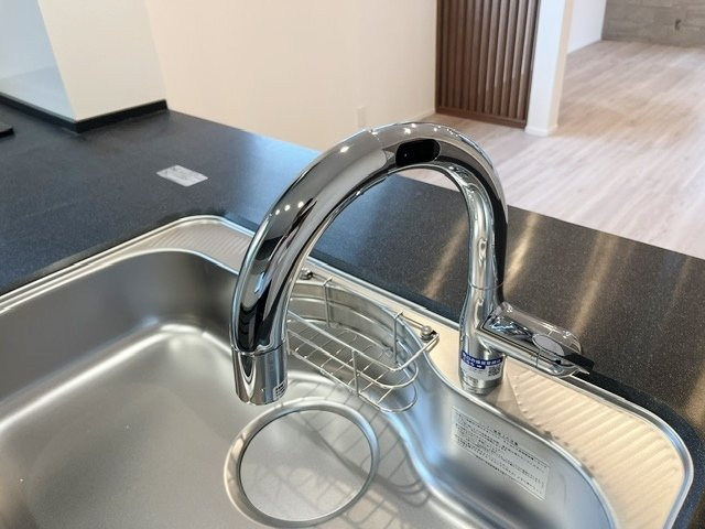 練馬区平和台1丁目 全2棟 B号棟のその他|衛生的にお料理ができるタッチレス水栓
蛇口に触れずに衛生的に使え、節水・節約になります
キッチンや洗面台周りの掃除も気軽にできます