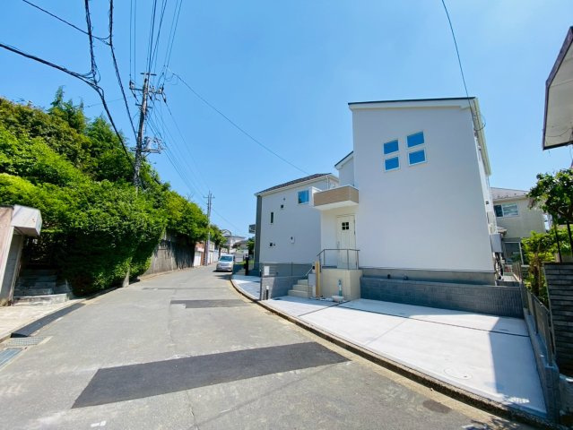 橋賀台7期　新築戸建て　１号棟の前面道路含む現地写真
