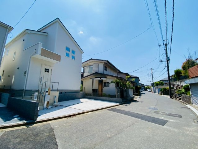 橋賀台7期　新築戸建て　１号棟の前面道路含む現地写真