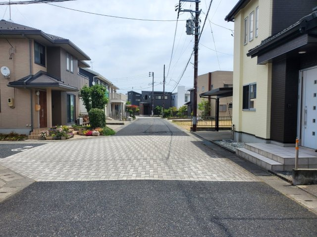 新潟市東区河渡新町1丁目の前面道路含む現地写真