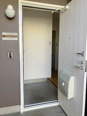 神田縄ハイツ D棟の玄関