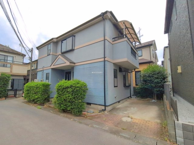 富士見市渡戸３丁目の中古一戸建の前面道路含む現地写真|カースペースもあってお車をお持ちの方も安心です。