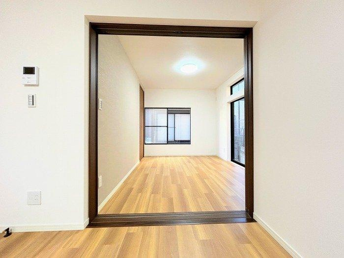 富士見市渡戸３丁目の中古一戸建の洋室|LDKの隣には6帖の洋室があります。