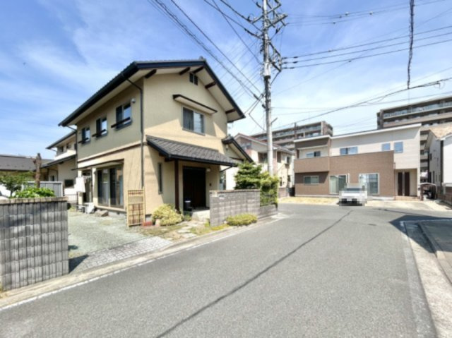【中古戸建】前橋市六供町1丁目の前面道路含む現地写真|■外観｜親戚や友人を何度でも招きたくなってしまうようなお家です☆