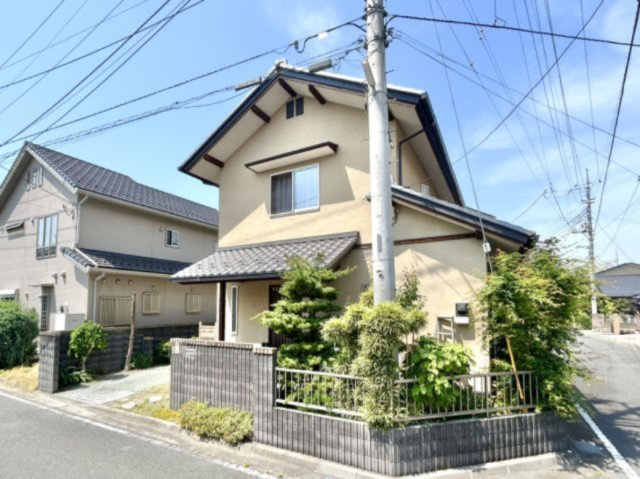 【中古戸建】前橋市六供町1丁目の外観|■外観｜シンプルながらも柔らかみあるデザイン！”ナチュラル”を採用☆