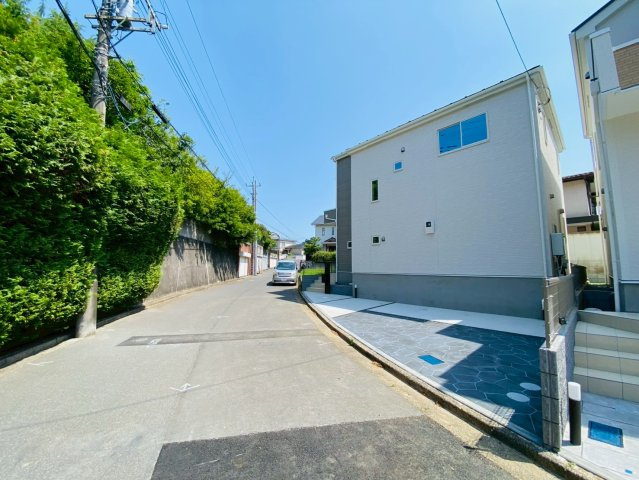 橋賀台7期　新築戸建て　２号棟の前面道路含む現地写真
