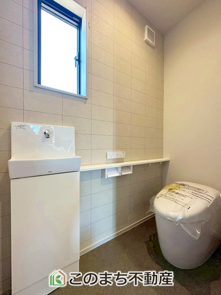 タマタウン宇都宮市細谷町Ⅱのトイレ|小窓から換気ができて清潔なトイレスペース☆温水洗浄便座搭載です！
