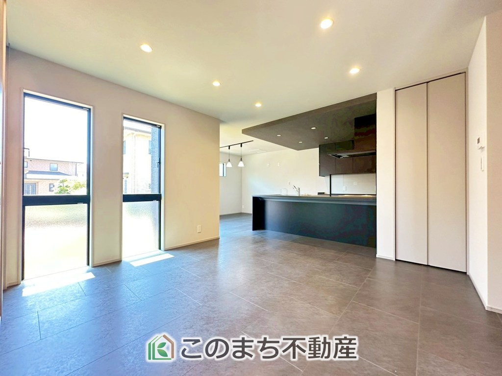 タマタウン宇都宮市細谷町Ⅱの居間・リビング|オープンでのびやかな空間を生み出す、こだわりの広がりとゆとり。家族と過ごす時間を大切にしたい方にぴったりの明るくゆとりある住空間です。
