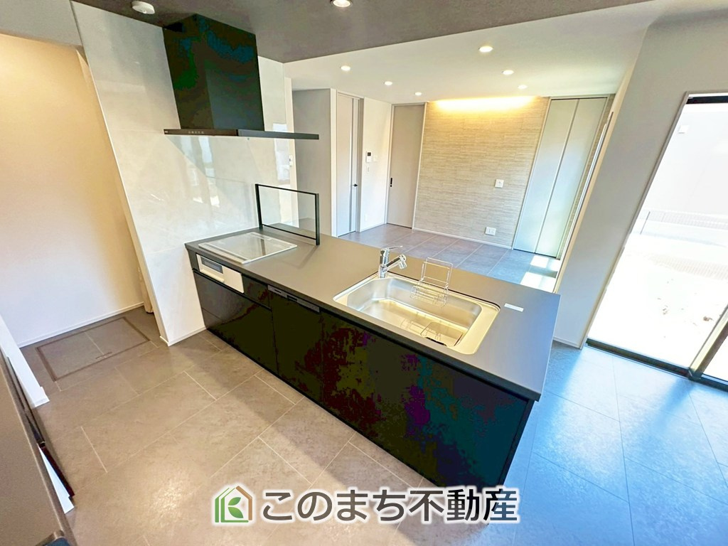 タマタウン宇都宮市細谷町Ⅱのキッチン|"■カウンターキッチン■
キッチンは収納数もさる事ながら、リビングで寛ぐ家族や小さなお子様を見守りながら料理が出来る「対面式の温もり設計」。キッチンから立ち込める香りが今日の料理を期待させます"
