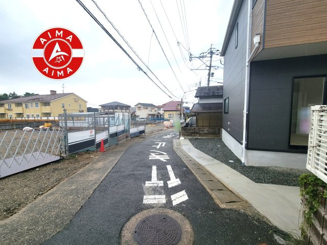 福岡市南区大平寺1丁目第3-1棟（1号棟）の前面道路含む現地写真|前面道路は閑静な住宅地をはしる車通りの少ない道路。お車の出し入れが苦手なママや小さなお子様にも安心ですね。しっかり舗装もされているので、ベビーカーや自転車で通っても快適に通行できます。
