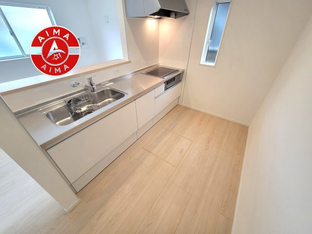 福岡市南区大平寺1丁目第3-1棟（1号棟）のキッチン|ダイニングテーブルへの配膳がラクラク、お料理はかどるカウンター付きシステムキッチン！