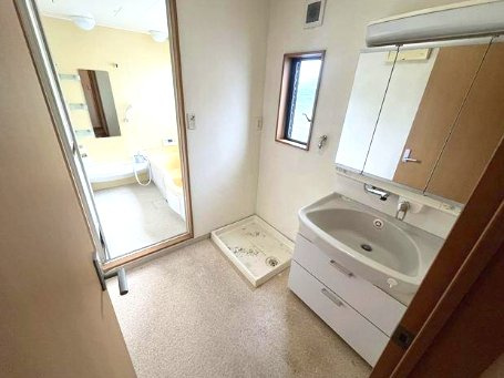 唐崎北２丁目店舗付き住宅の洗面所