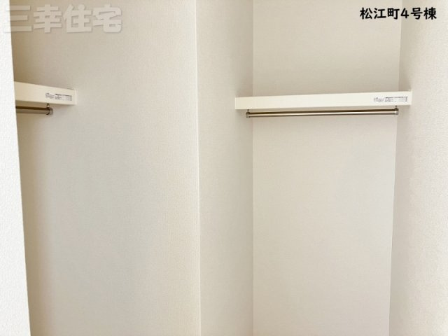碧南市松江町4号棟の収納|主寝室のウォークインクローゼットには扉がありません。荷物の出し入れにわずらわしさが軽減されます