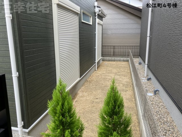 碧南市松江町4号棟の庭|１階リビングにはシャッターも付いていて防犯対策も安心ですね