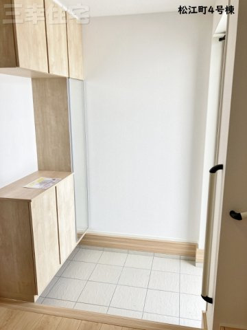 碧南市松江町4号棟の玄関|玄関にはベビーカーがそのまま置ける広いスペースがあります