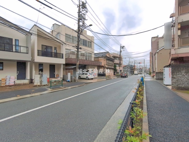 練馬区南大泉1丁目 全3棟 3号棟の前面道路含む現地写真|前面道路南側約12.0ｍ公道に面する立地