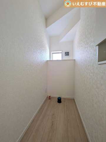 Cradle garden　吉見町東野第22のトイレ|シンプルで清潔感のあるトイレ
窓付きで明るく、お掃除しやすいシンプルな空間♪