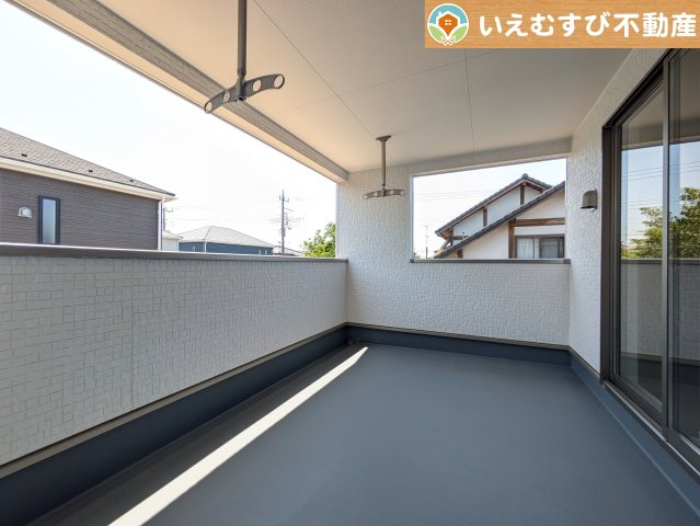 Cradle garden　吉見町東野第22のバルコニー|ゆとりの広さのインナーバルコニー
急な雨でもインナーバルコニーなら安心！天気を気にせず干して外出できます♪