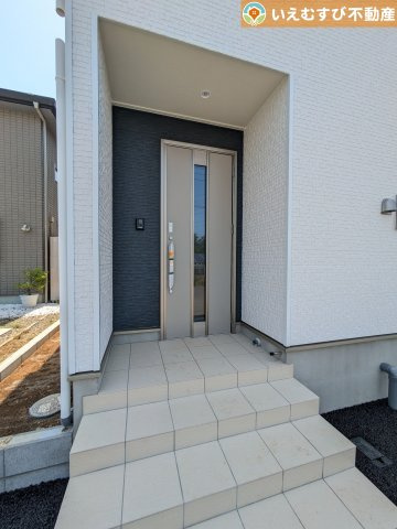Cradle garden　吉見町東野第22のエントランス|落ち着いた色づかいのエントランス
駐車場からアクセスの良いエントランス。雨の日や荷物が多くても安心の動線♪