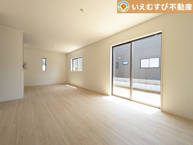 Cradle garden　吉見町東野第22の居間・リビング|開放感と家族との距離感にこだわったＬＤＫ
採光たっぷりのリビングで休日には家族みんなでくつろげそうですね♪