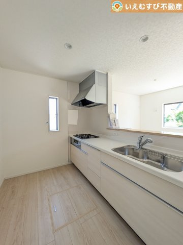 Cradle garden　吉見町東野第22のキッチン|リビングのお子様を見守りながらお料理ができる対面キッチン
様子を見たり会話をしながら過ごせるキッチンで楽しく料理ができますね！