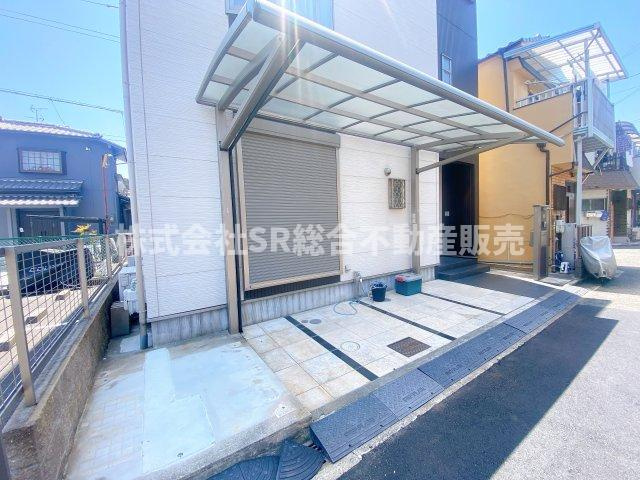 若江北町2丁目中古戸建の駐車場|カーポート付きの駐車場です！和室と直接行き来できます。
