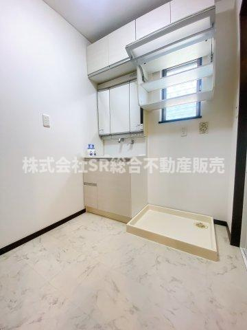 若江北町2丁目中古戸建の脱衣所|室内洗濯機置場があり、清潔感のある脱衣場です！