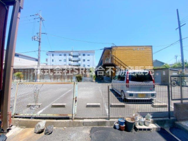 若江北町2丁目中古戸建の前面道路含む現地写真|2台所有の方は隣に月極駐車場があるのも嬉しいです。