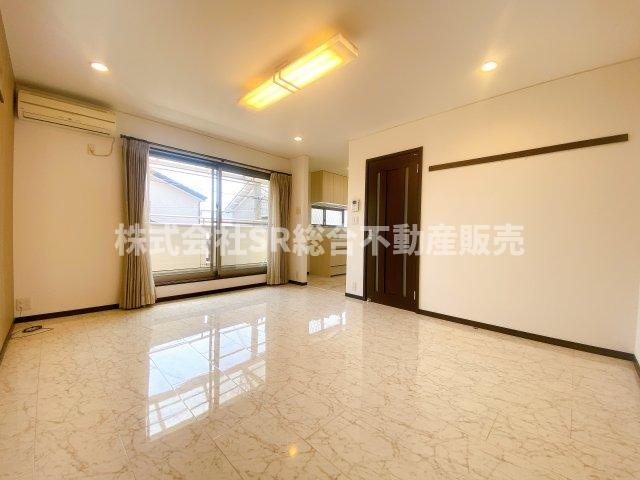 若江北町2丁目中古戸建の居間・リビング|2Fリビングは広々15帖♪ご家族でゆったりとお過ごしいただける空間です！