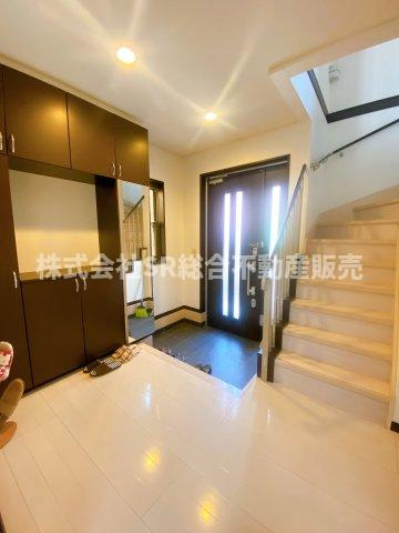 若江北町2丁目中古戸建の玄関|シューズボックスあり、広々とした開放的な玄関です！