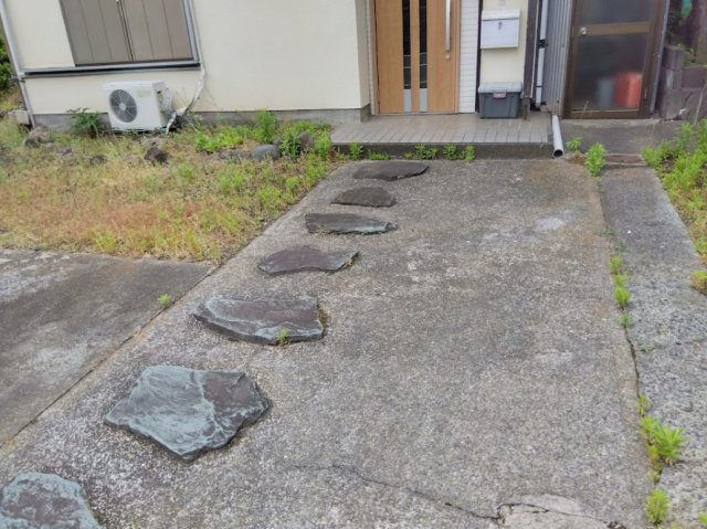 売土地　三島市光ヶ丘の外観|玄関まで続く飛び石アプローチが印象的な住まいです。シンプルな外構ながら趣ある雰囲気を演出しています。敷地内には駐車スペースも確保され、お庭部分をアレンジすれば、家庭菜園やガーデニングも楽しめます。