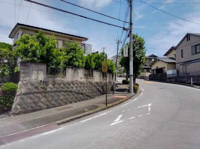 売土地　三島市光ヶ丘の周辺|高台立地ならではの開放感と陽当たりの良さが魅力の物件です。前面歩道も整備されており、小さなお子様のいるご家庭にも安心の住環境です。
