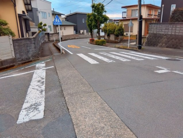 売土地　三島市光ヶ丘の周辺|前面道路は歩道・横断歩道が整備されており、通学やお散歩にも安心感のある住環境です。周辺は落ち着いた住宅街が広がり、車通りも比較的穏やかです。