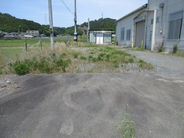 高槻市大字田能小字永田の工場の駐車場