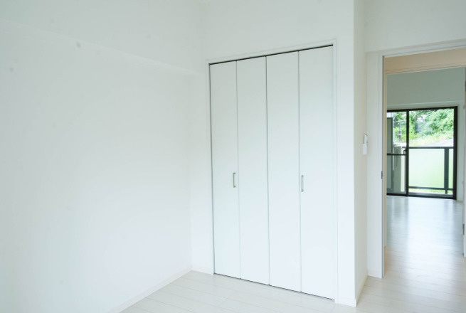 初めての投資。いきなりアパートって気が引ける、、、そんな方はマンション一室から初めてみるのが吉。駅からの距離は重要で、それから間取りや陽当たりなど精査。だからこそ、『コンフォート和田町』5.18％の洋室|落ち着いた色調の洋室です