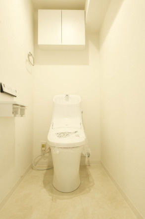 初めての投資。いきなりアパートって気が引ける、、、そんな方はマンション一室から初めてみるのが吉。駅からの距離は重要で、それから間取りや陽当たりなど精査。だからこそ、『コンフォート和田町』5.18％のトイレ|清潔感のあるトイレです