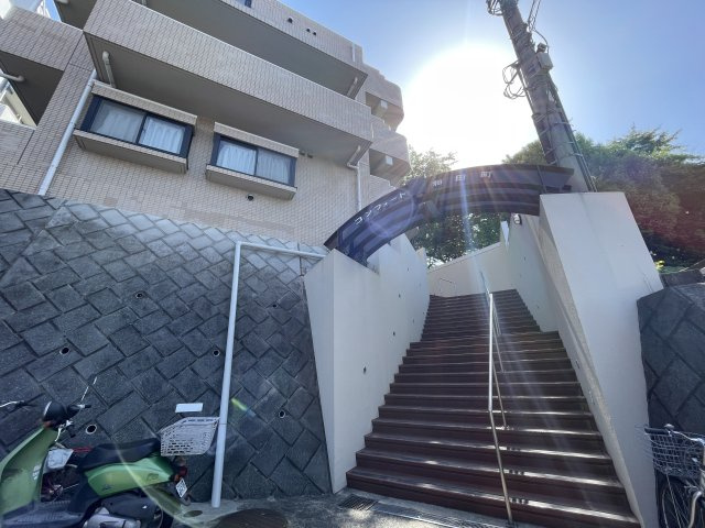 初めての投資。いきなりアパートって気が引ける、、、そんな方はマンション一室から初めてみるのが吉。駅からの距離は重要で、それから間取りや陽当たりなど精査。だからこそ、『コンフォート和田町』5.18％の外観|おしゃれな外観です