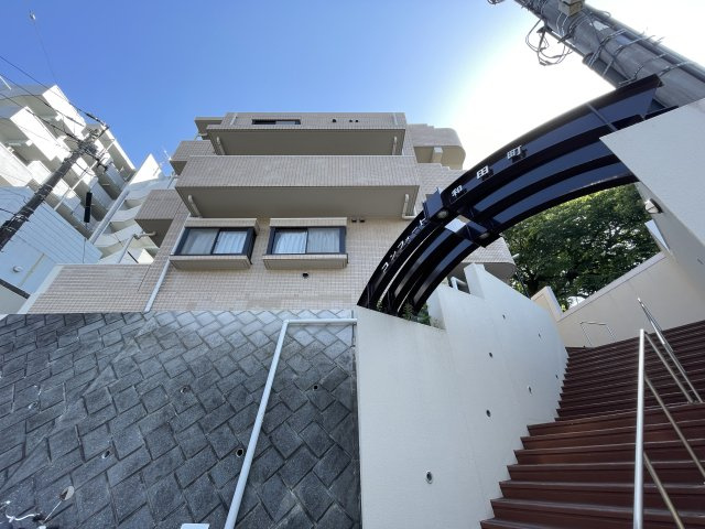 初めての投資。いきなりアパートって気が引ける、、、そんな方はマンション一室から初めてみるのが吉。駅からの距離は重要で、それから間取りや陽当たりなど精査。だからこそ、『コンフォート和田町』5.18％の外観|外はこのようになっています