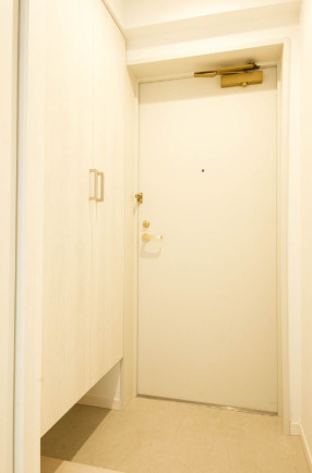 初めての投資。いきなりアパートって気が引ける、、、そんな方はマンション一室から初めてみるのが吉。駅からの距離は重要で、それから間取りや陽当たりなど精査。だからこそ、『コンフォート和田町』5.18％の玄関|明るい玄関です