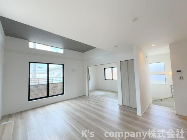 茅ヶ崎市下町屋2丁目　新築戸建　1号棟の居間・リビング|南向きリビングで陽当たり良好☆天井高部分があり開放的な空間です◇