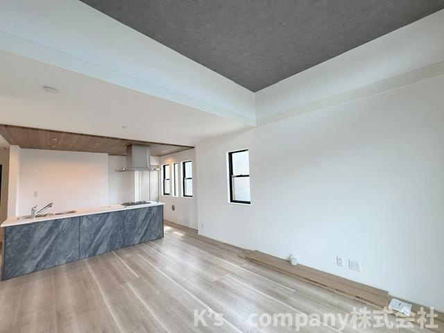 茅ヶ崎市下町屋2丁目　新築戸建　1号棟の居間・リビング|折り上げ天井で上部の奥行きが感じられる広々としています♪