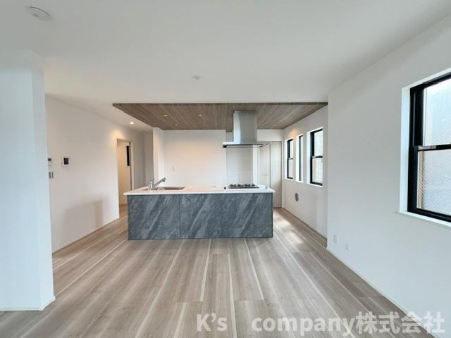 茅ヶ崎市下町屋2丁目　新築戸建　1号棟の居間・リビング|ご家族が自然と集まるアイランドキッチン☆ご家族みんなでお料理を楽しめます◇