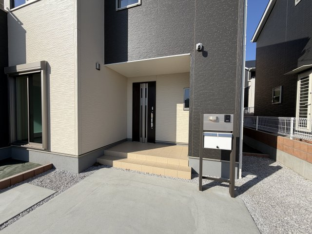 第3渋川市金井　新築戸建　1号棟の玄関|毎日通る玄関はこちらです☆モニター付きインターホンも標準装備！