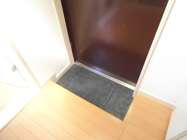 レオパレス高砂の玄関