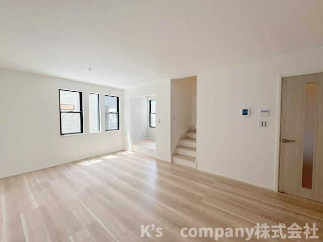 茅ヶ崎市下町屋2丁目　新築戸建　2号棟の居間・リビング|南向きリビングで陽当たり良好♪広さ18.6帖のゆとりのある空間☆