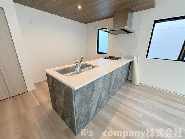 茅ヶ崎市下町屋2丁目　新築戸建　2号棟のキッチン|シックで落ち着きのある色合いのシステムキッチン☆