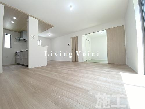 【仲介手数料０円】平塚市入野4期　新築一戸建て　1号棟　全5棟の居間・リビング|平塚市入野4期　新築一戸建て　1号棟　全5棟