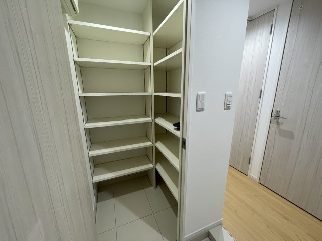 アクロス荒江グランコートの収納|
シューズボックス付きなので付きなので玄関をきれいに保てます☆靴が多い方も収納場所には困りません☆